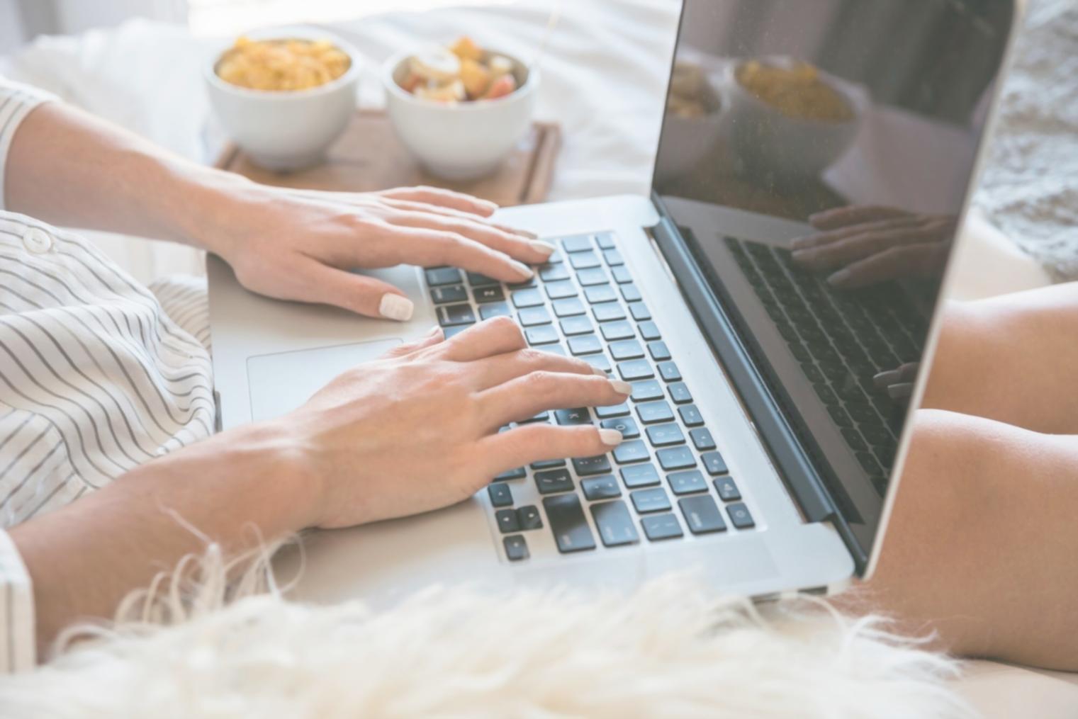 Tableau de bord financier moderne avec métriques d'entreprise