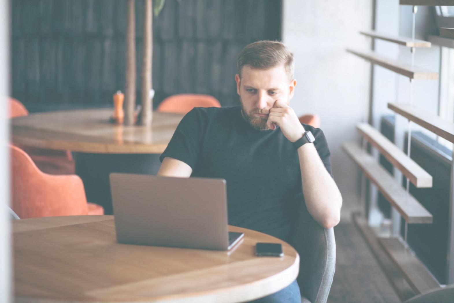 Entrepreneur travaillant sur sa stratégie financière